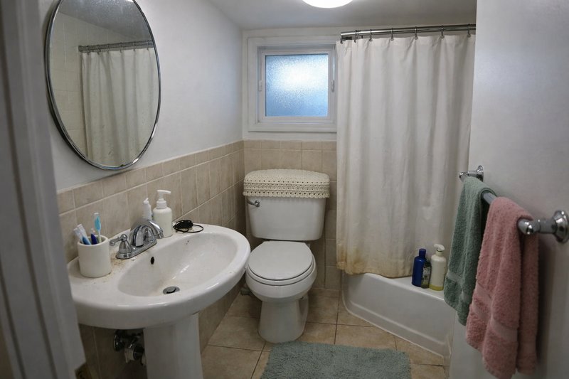 Bathroom before AI renovation