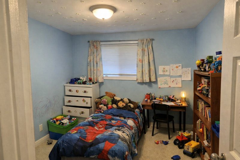 Kids room before AI renovation