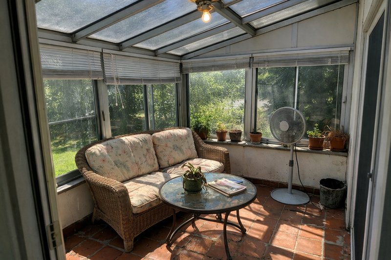Sunroom before AI renovation